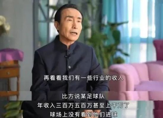 而;巨石强森版海报里，两位主演似乎已经下船，走进及腰深的河水中，强森还举起了火把以照明前路